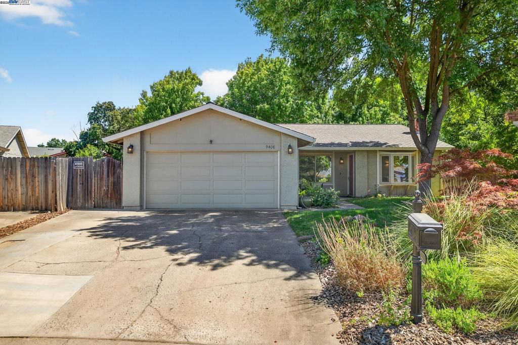 Attached, Exterior, Facade, Ranch