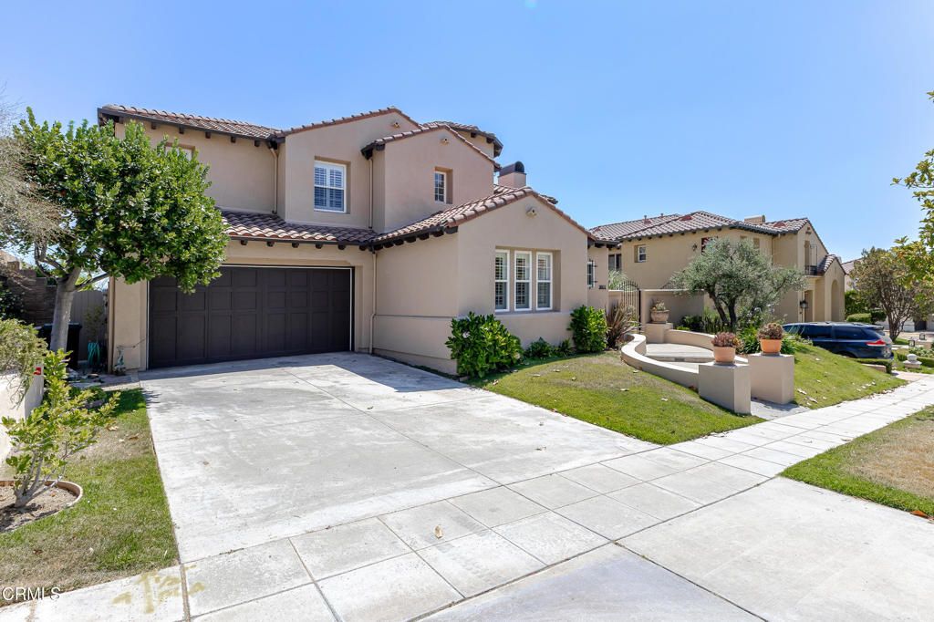 Attached, Exterior, Facade, Mediterranean