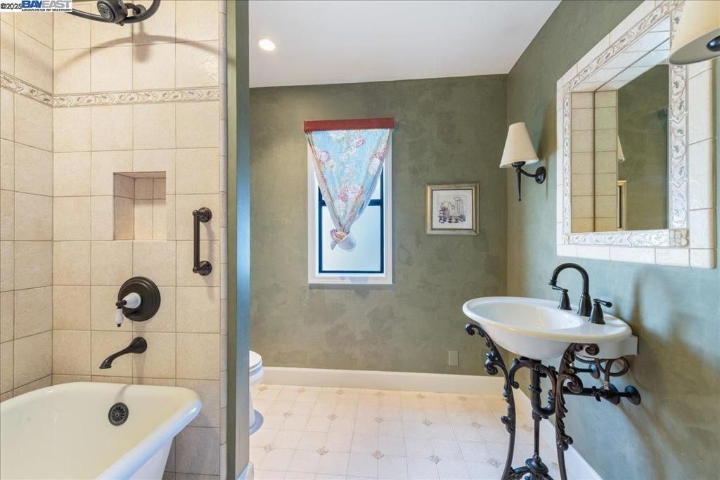 Bathroom, Interior, Recessed Lighting