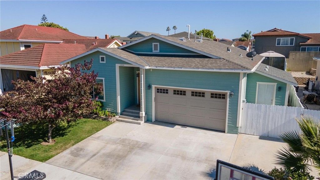 Attached, Exterior, Facade, American Craftsman