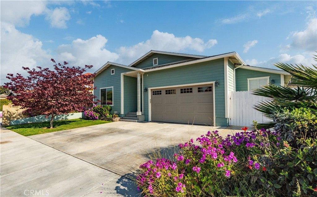 Attached, Exterior, Facade, American Craftsman