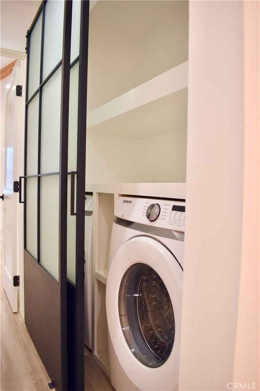 Interior, Utility Closets, Washer, Wood Texture Flooring