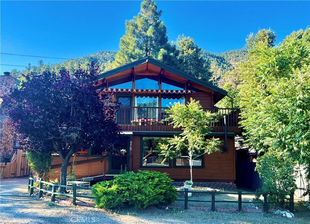Exterior, Facade, Log Home