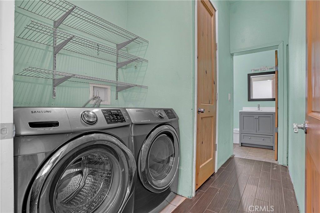 Interior, Washer, Wood Texture Flooring