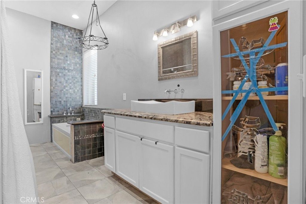 Bathroom, Interior, Pendant Lights, Recessed Lighting
