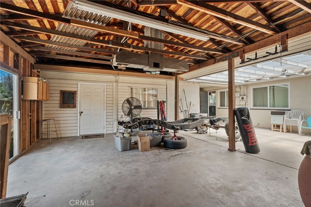 Fitness Equipment, Garage, Interior, Wooden Beams
