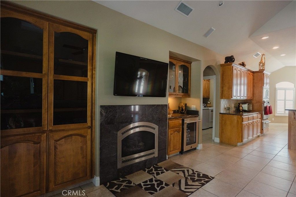 Fireplace, Interior, Kitchen, Recessed Lighting