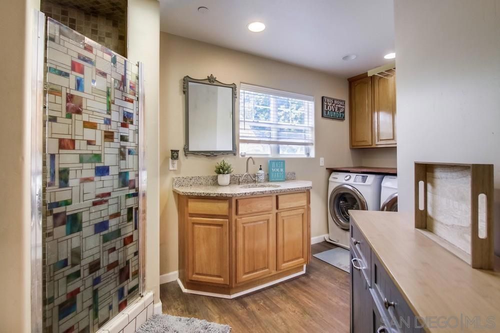 Interior, Recessed Lighting, Washer, Wood Texture Flooring