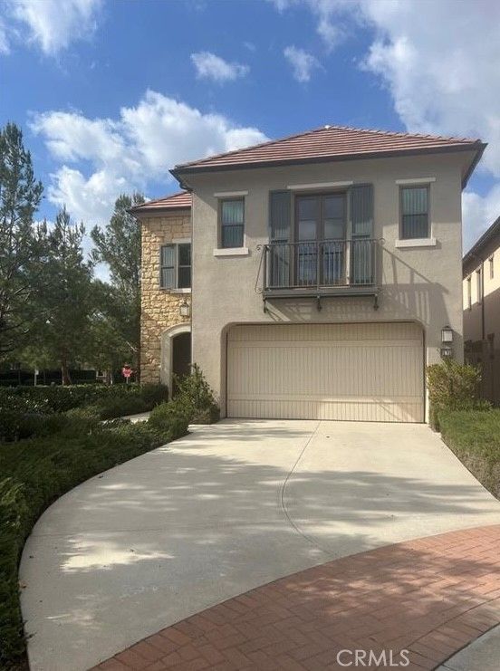 Attached, Exterior, Facade, Mediterranean