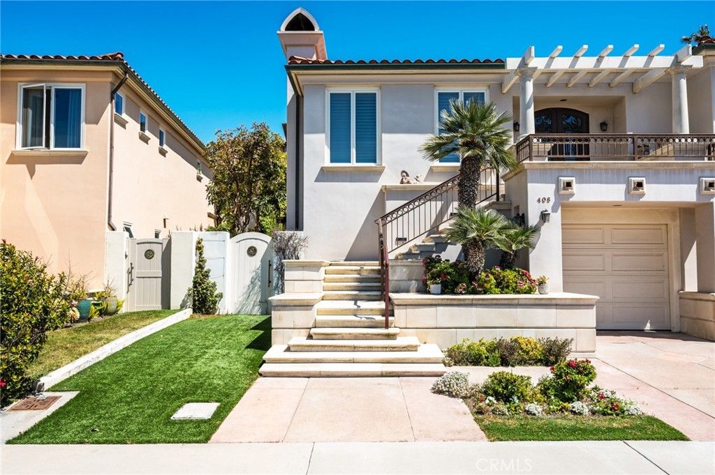 Attached, Exterior, Facade, Mediterranean