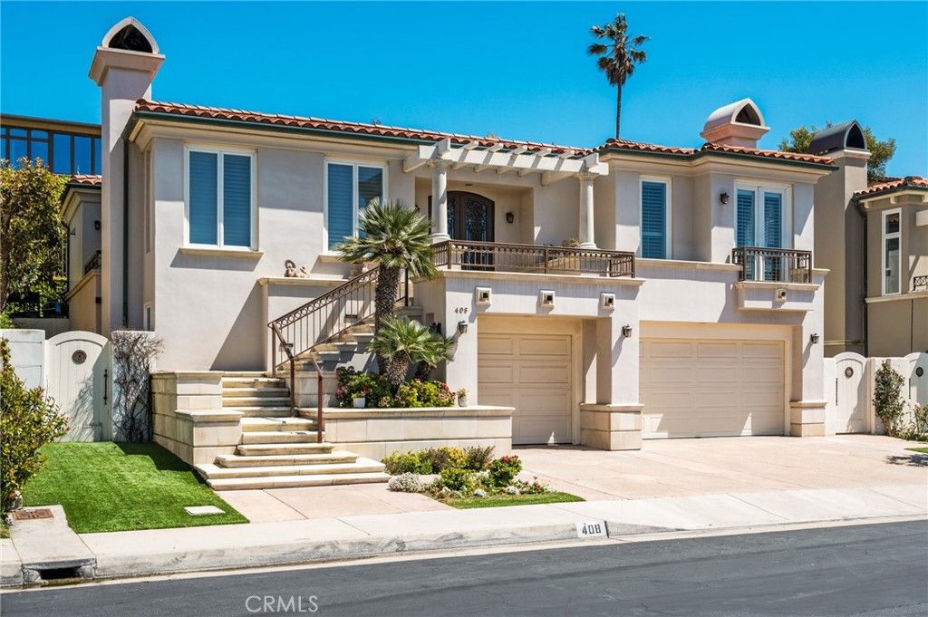 Attached, Exterior, Facade, Mediterranean