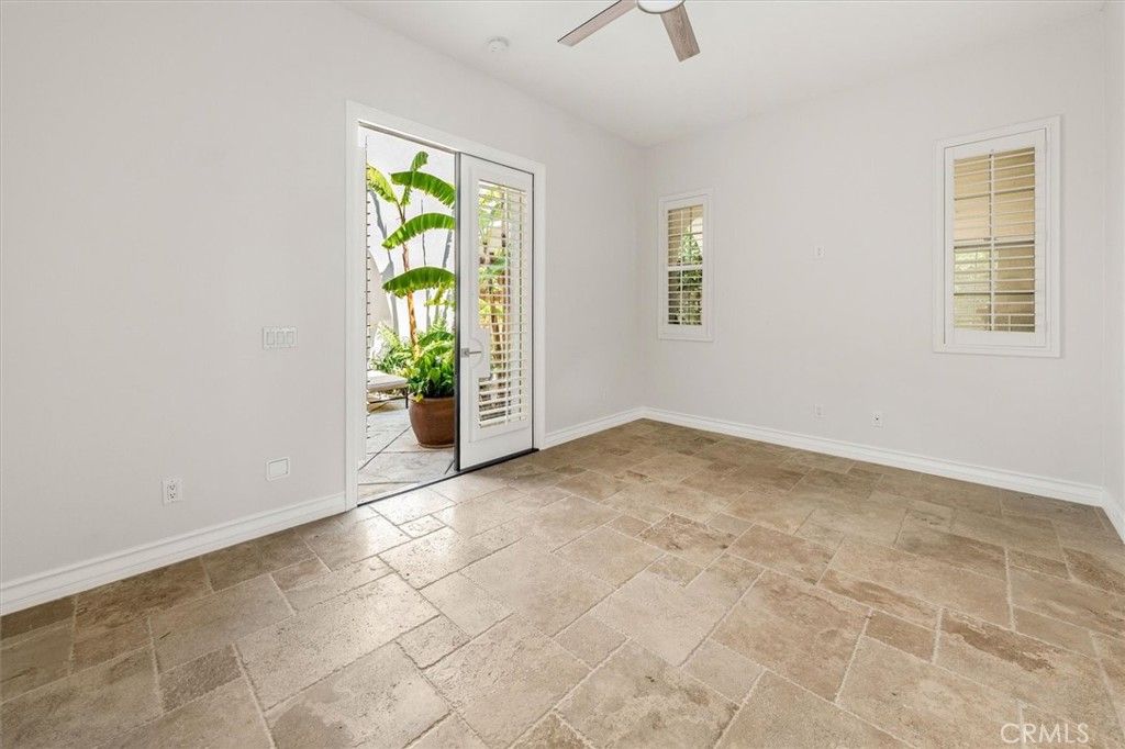 Empty room, Interior