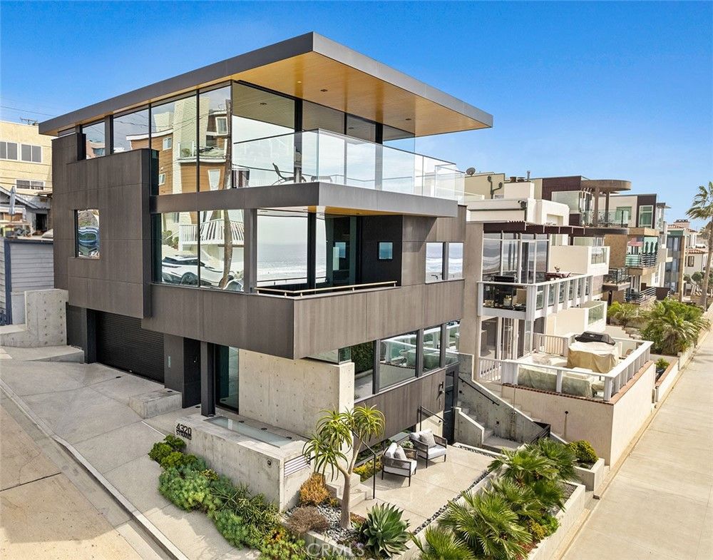 Exterior, Facade, Modern