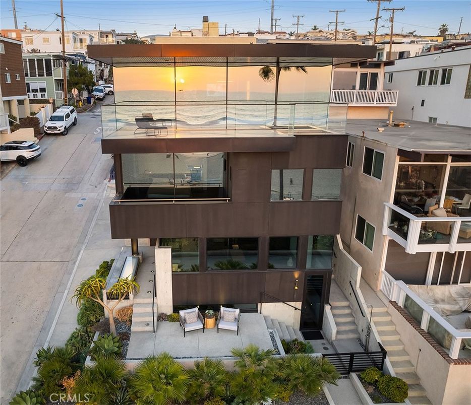 Exterior, Facade, Modern