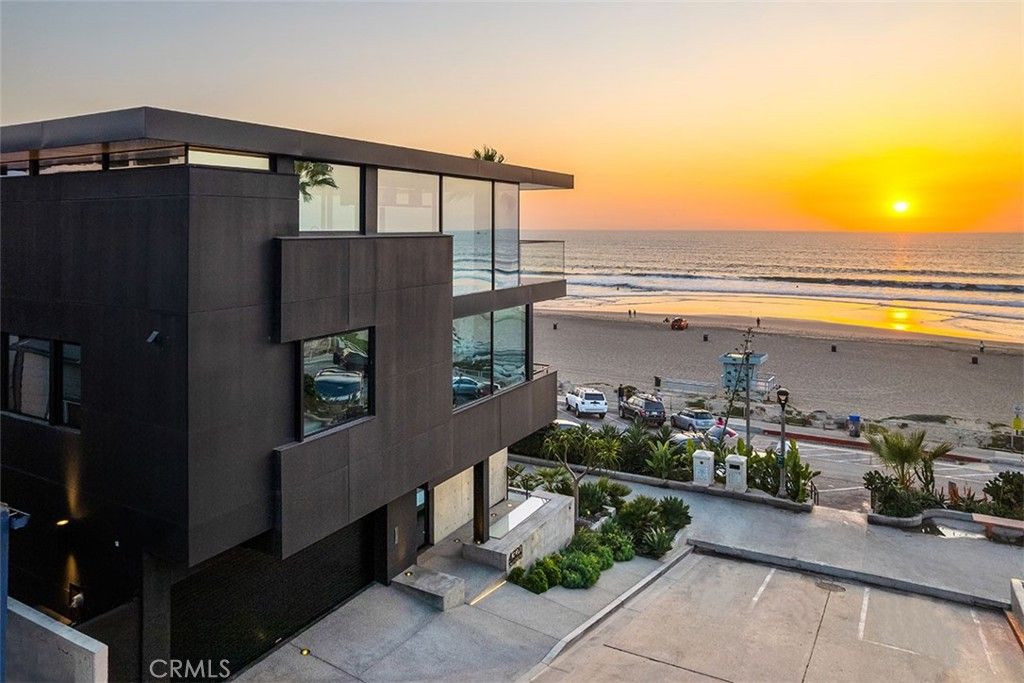 Exterior, Facade, Water, Modern