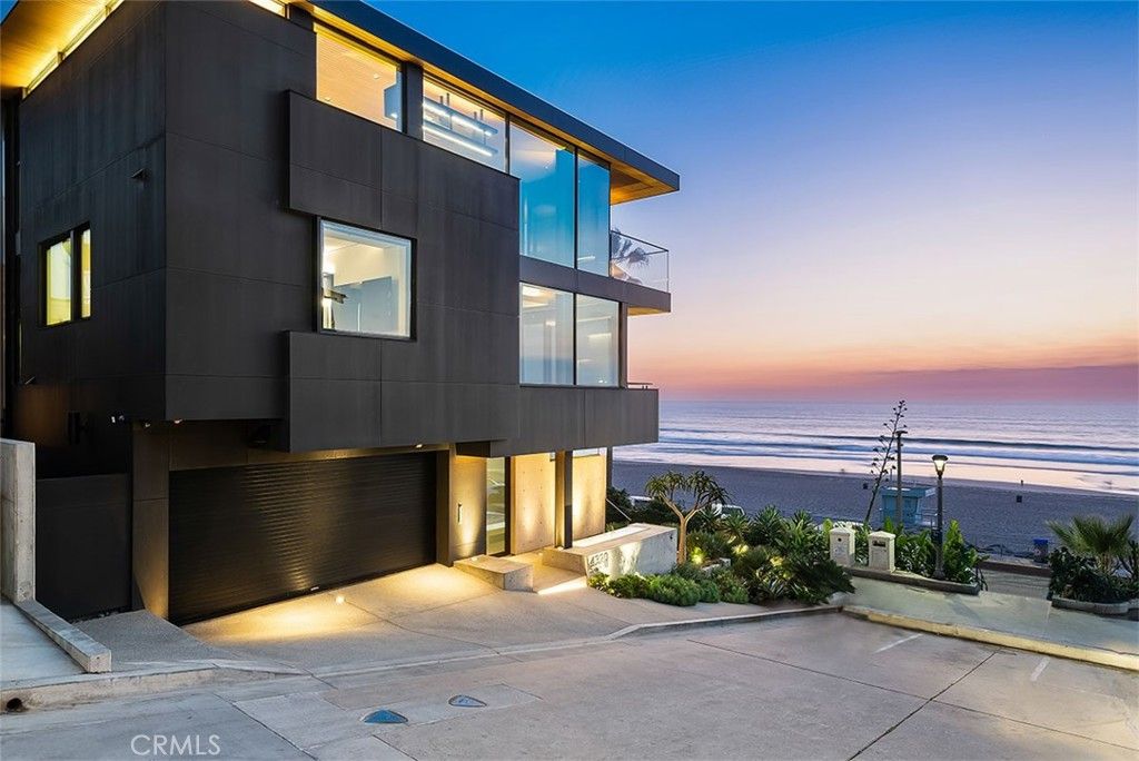 Exterior, Facade, Water, Modern