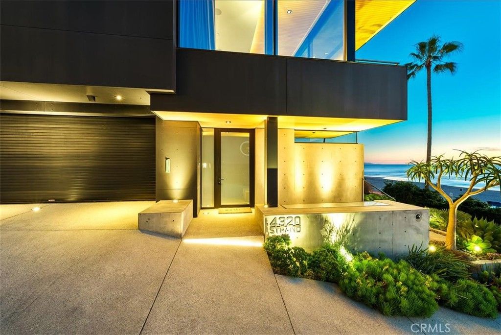 Exterior, Facade, Modern