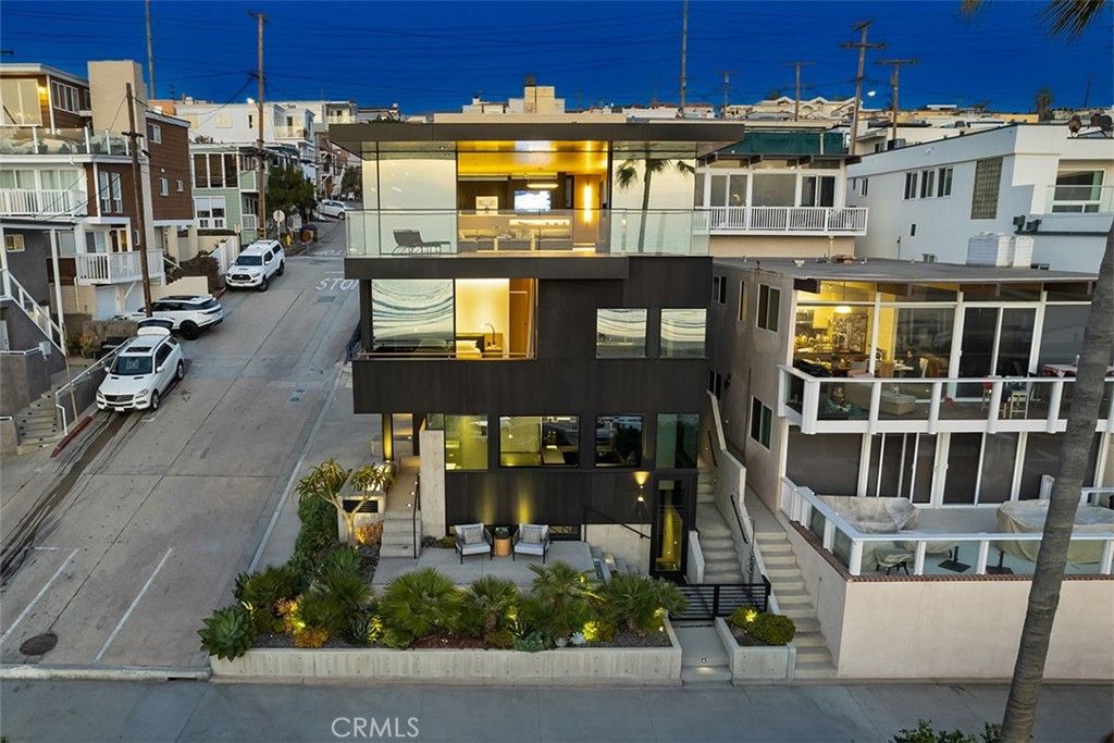 Exterior, Facade, Modern