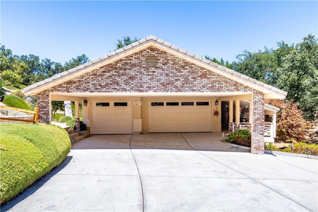 Attached, Exterior, Facade, Brick Facade, Ranch