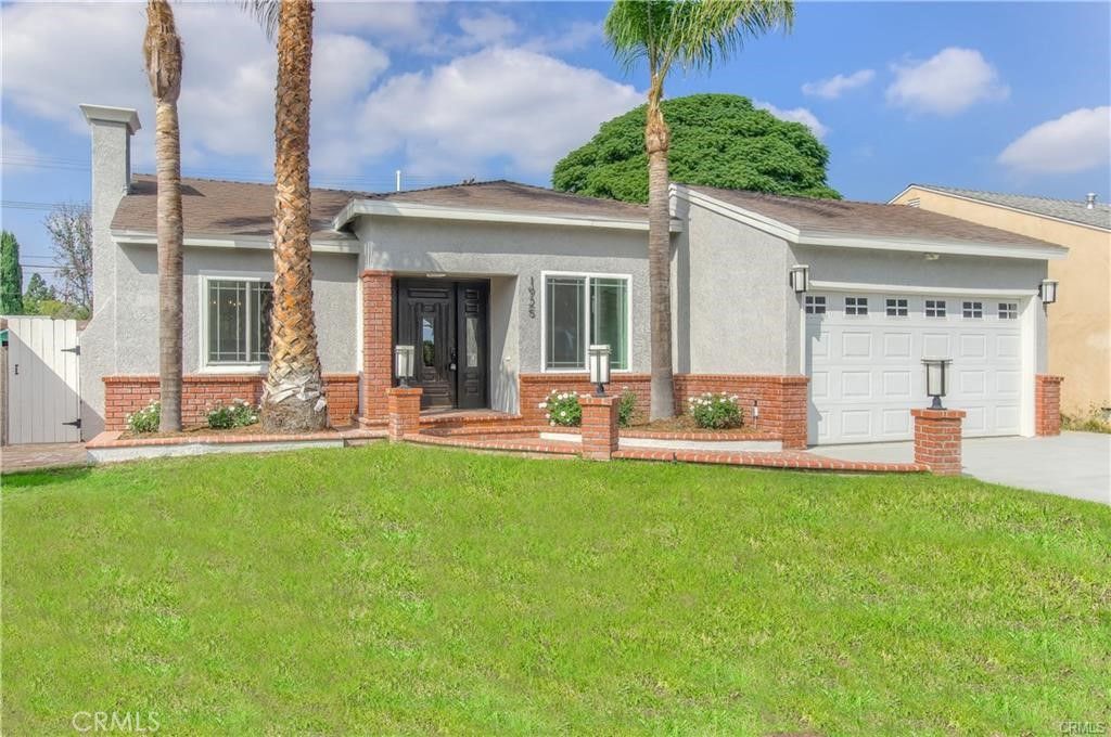 Attached, Backyard, Exterior, Facade, Brick Facade, Ranch