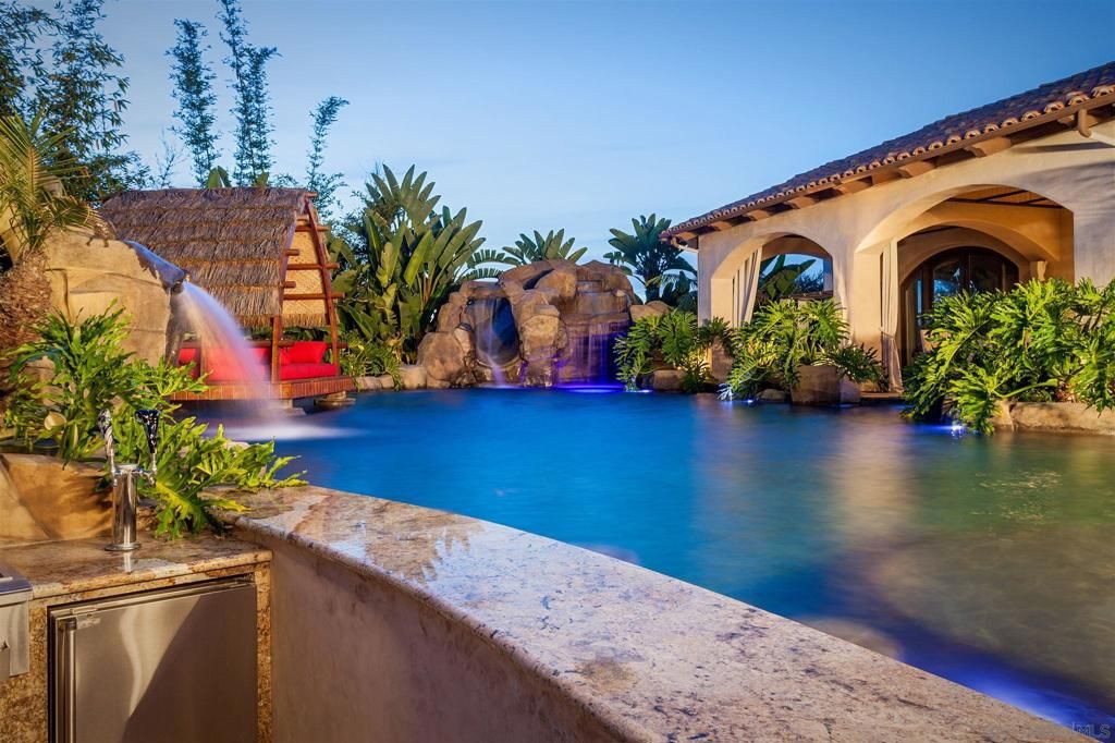 Exterior, Pool, Water