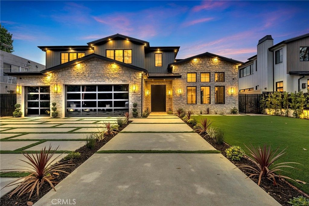 Attached, Exterior, Facade, Farmhouse