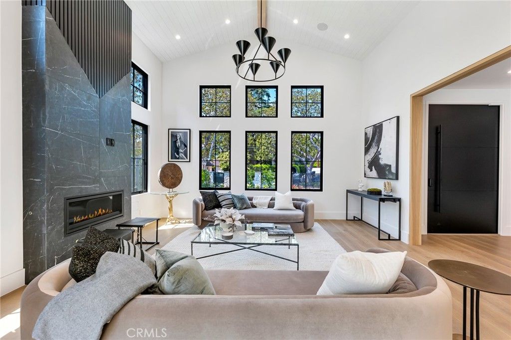 Fireplace, Interior, Living room, Pendant Lights, Recessed Lighting, Wood Texture Flooring