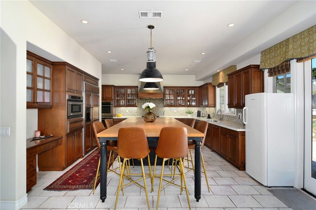 Dining room, Interior, Kitchen, Pendant Lights, Recessed Lighting, Stainless Steel Appliances