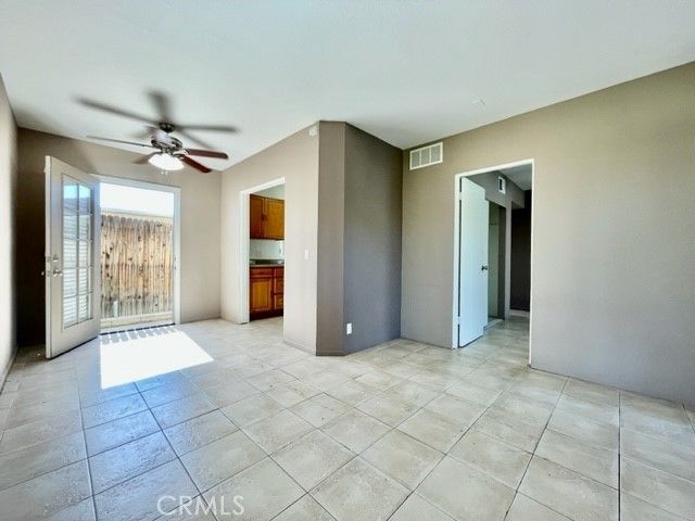 Empty room, Interior