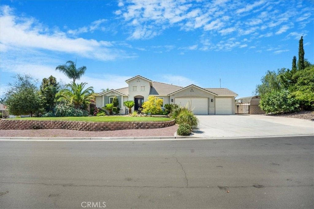 Attached, Exterior, Facade, Ranch