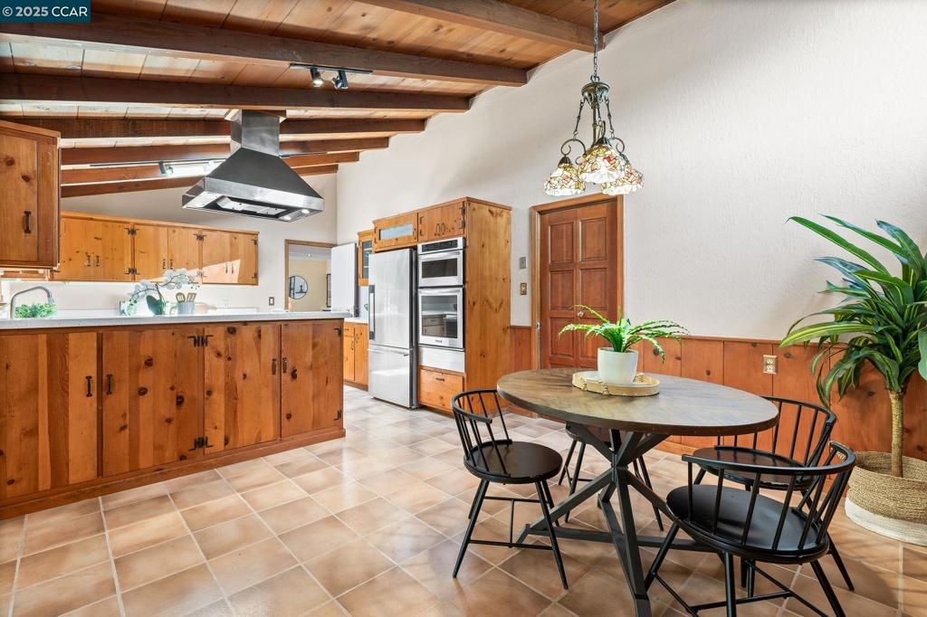Dining room, Interior, Kitchen, Pendant Lights, Stainless Steel Appliances, Wooden Beams, Wooden Ceilings