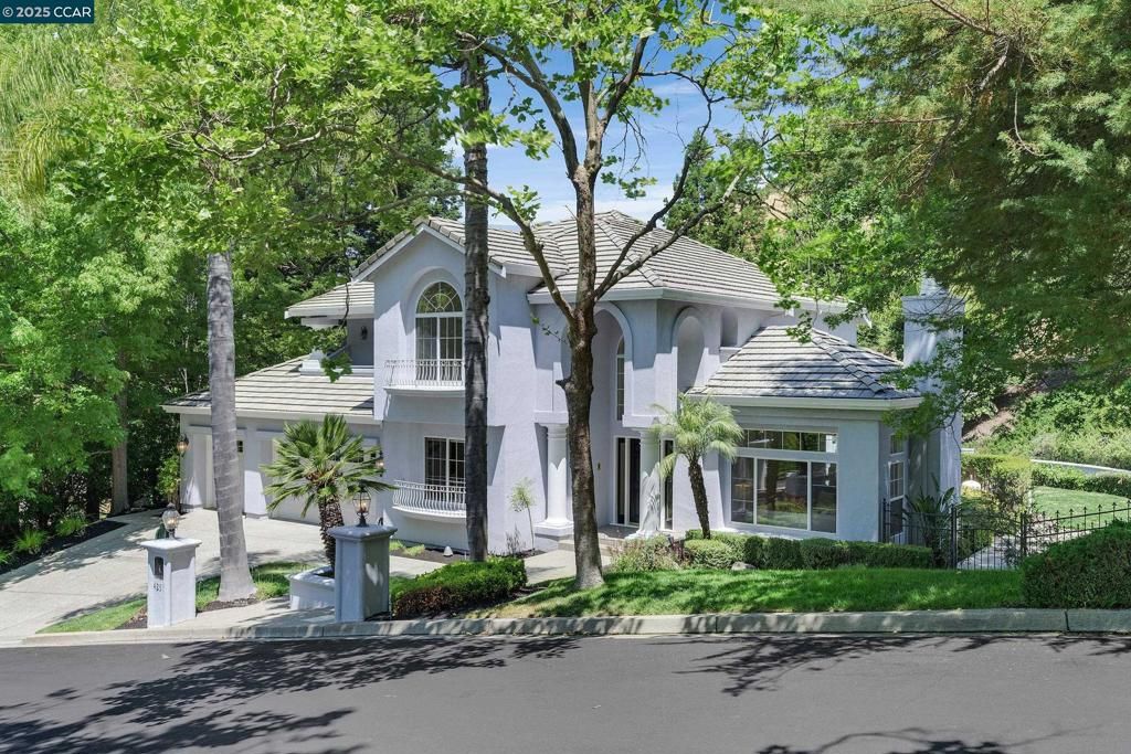 Attached, Exterior, Facade, French Provincial