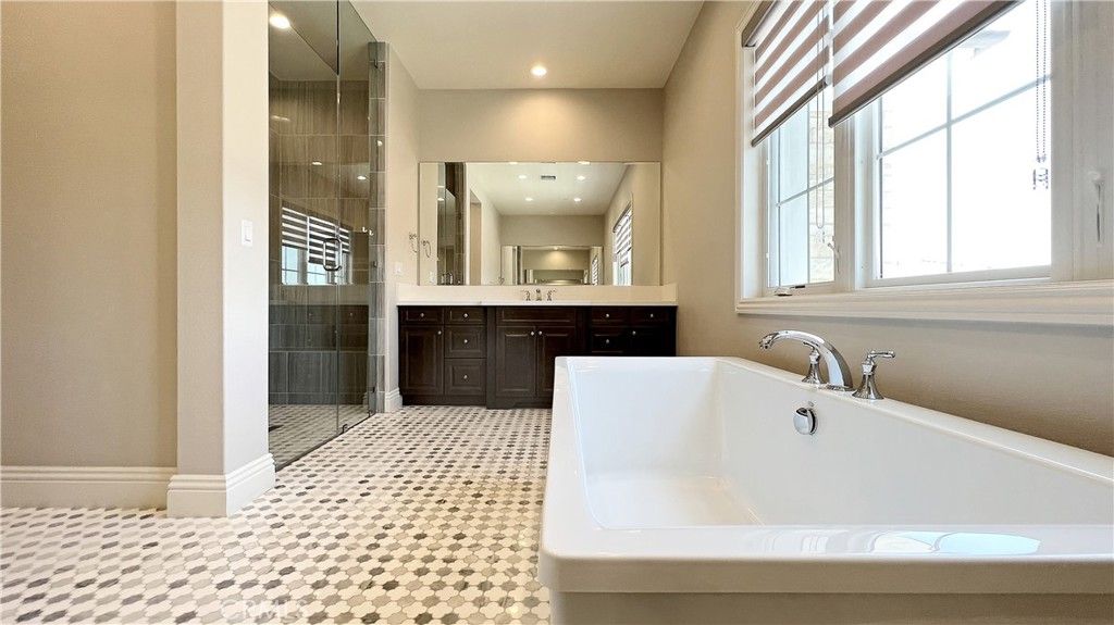 Bathroom, Dual Sink Vanities, Interior, Recessed Lighting