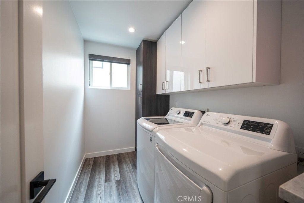 Interior, Recessed Lighting, Washer, Wood Texture Flooring