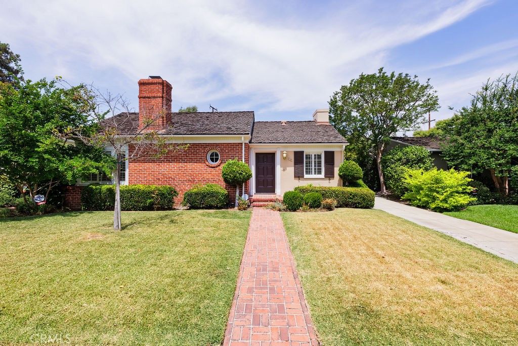 Backyard, Exterior, Facade, Brick Facade, Cape Cod