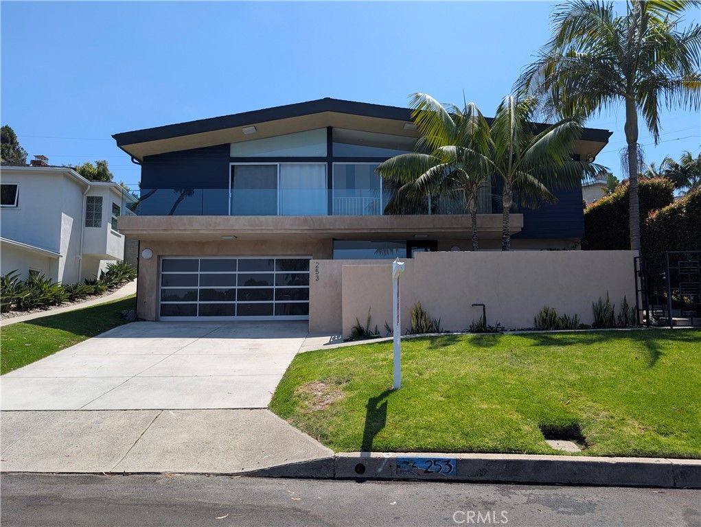 Attached, Exterior, Facade, Modern