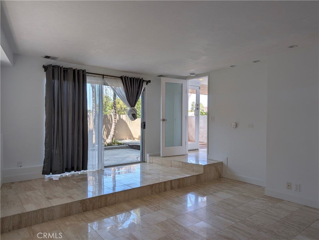 Empty room, Interior