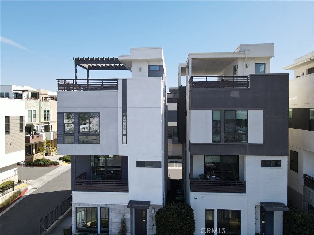 Exterior, Facade, Modern