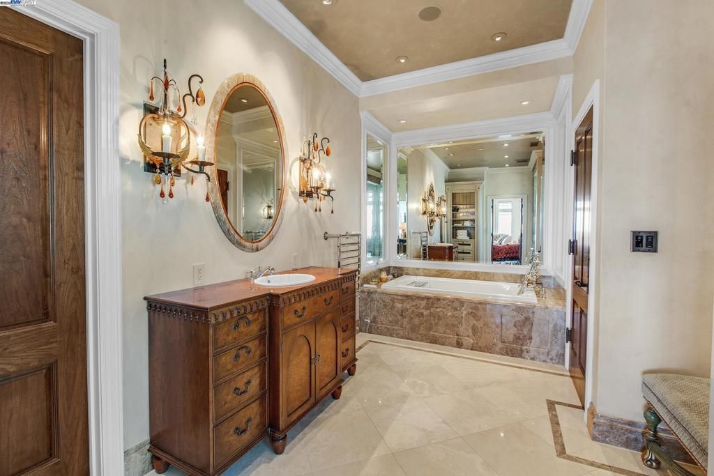 Bathroom, Interior, Recessed Lighting