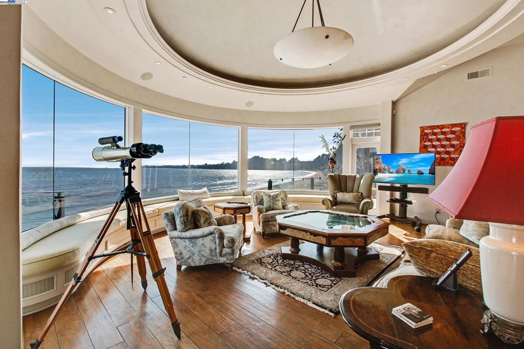Interior, Living room, Pendant Lights, Recessed Lighting, Water, Wood Texture Flooring