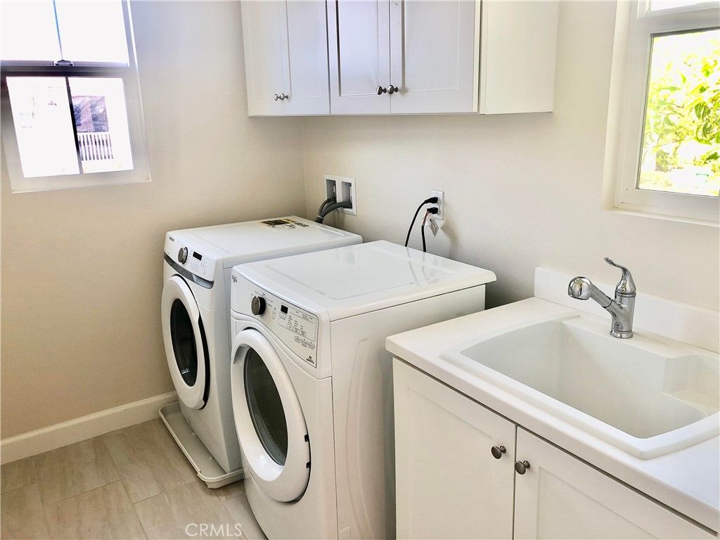 Interior, Washer, Wood Texture Flooring