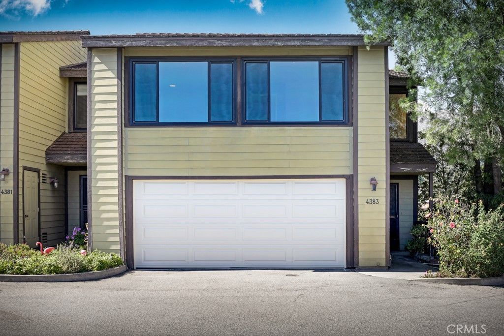 Attached, Exterior, Facade, Rowhouse