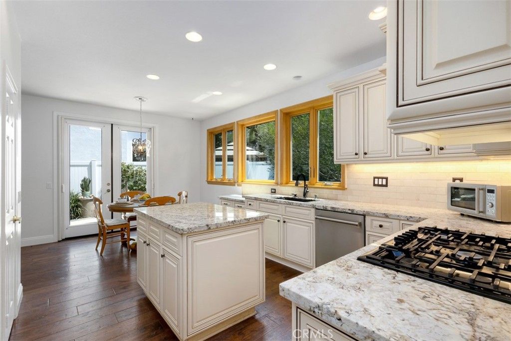 Dining room, Interior, Kitchen, Pendant Lights, Recessed Lighting, Wood Texture Flooring