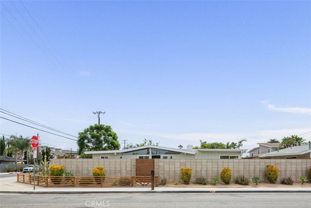 Exterior, Facade, None