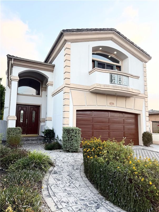 Attached, Exterior, Facade, Mediterranean