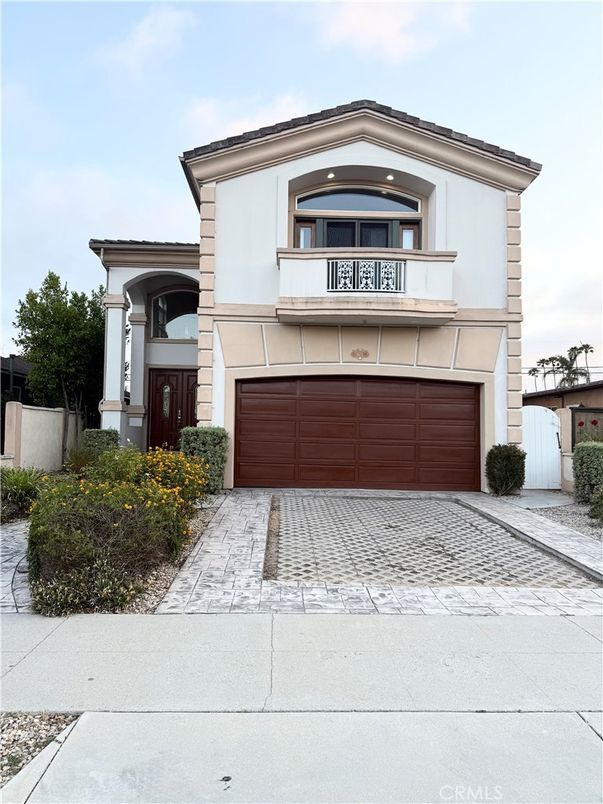 Attached, Exterior, Facade, Modern