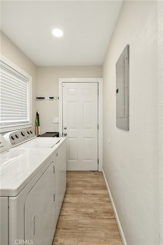 Interior, Recessed Lighting, Washer, Wood Texture Flooring