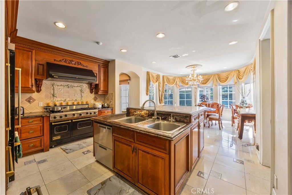 Chandelier, Dining room, Interior, Kitchen, Recessed Lighting, Stainless Steel Appliances