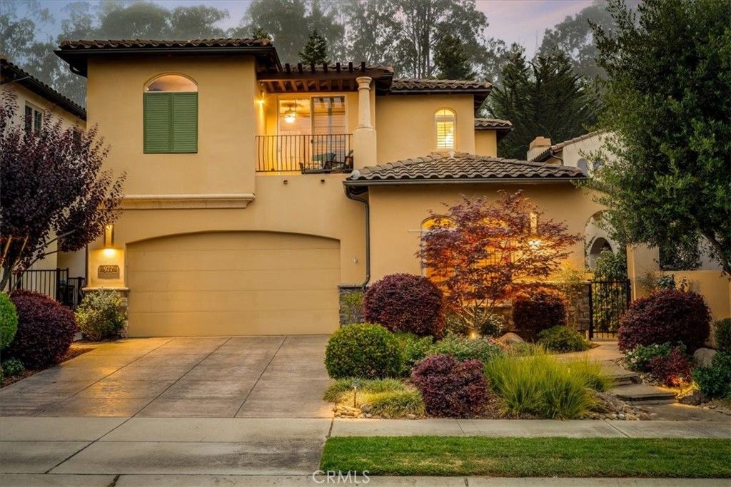 Attached, Exterior, Facade, Mediterranean