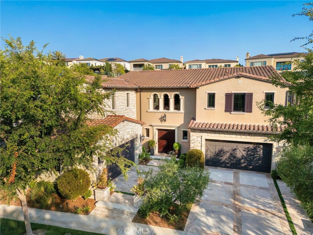 Attached, Exterior, Facade, Mediterranean